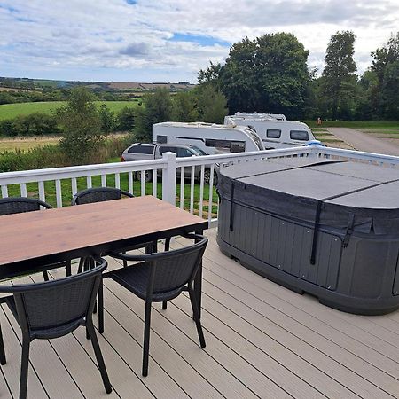 Our Kingfisher 34-4 Persons With Private Hot Tub-Pet Friendly-Tranquil Holiday Away From It All Yet Not Far From St Austell- The Holiday Home Has Two Bedrooms, Living And Dining Area, Equipped Kitchen-Decking-Outdoor Furniture-Fishing Lakes-Perfect Grampound Extérieur photo