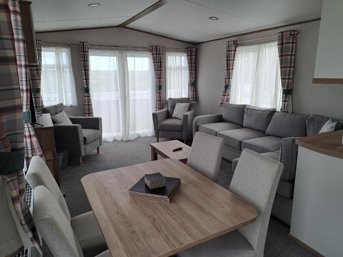 Our Kingfisher 34-4 Persons With Private Hot Tub-Pet Friendly-Tranquil Holiday Away From It All Yet Not Far From St Austell- The Holiday Home Has Two Bedrooms, Living And Dining Area, Equipped Kitchen-Decking-Outdoor Furniture-Fishing Lakes-Perfect Grampound Extérieur photo