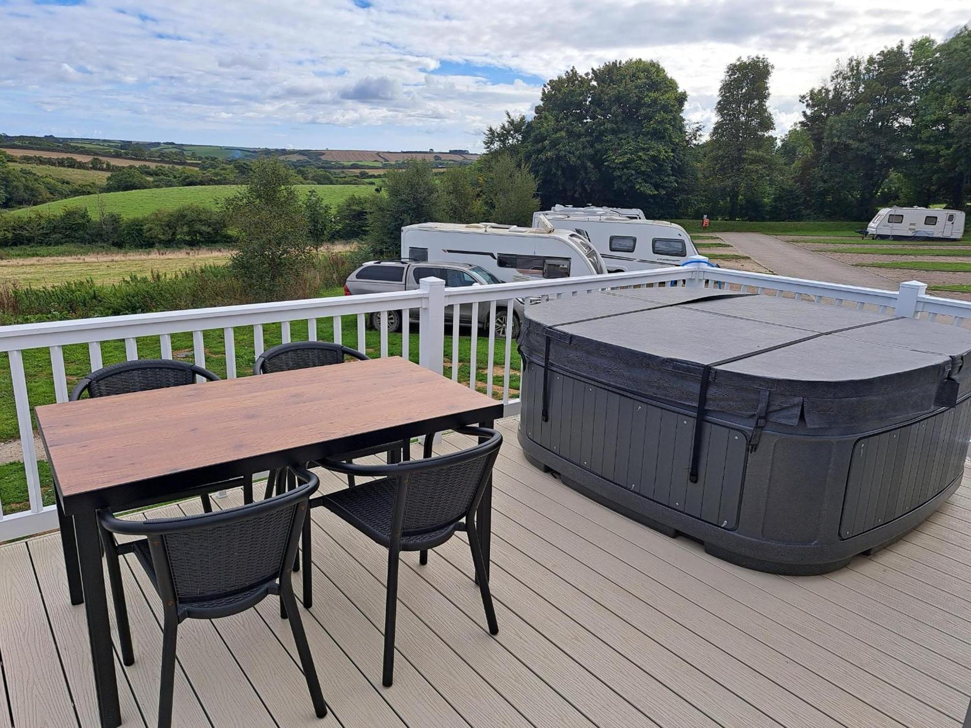 Our Kingfisher 34-4 Persons With Private Hot Tub-Pet Friendly-Tranquil Holiday Away From It All Yet Not Far From St Austell- The Holiday Home Has Two Bedrooms, Living And Dining Area, Equipped Kitchen-Decking-Outdoor Furniture-Fishing Lakes-Perfect Grampound Extérieur photo