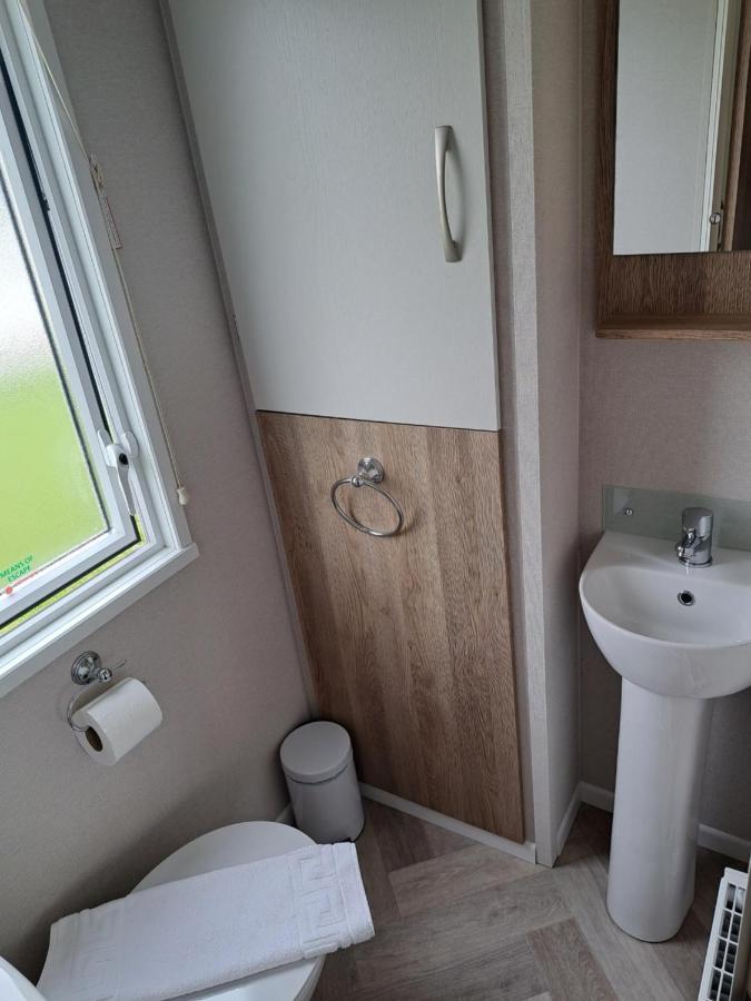 Our Kingfisher 34-4 Persons With Private Hot Tub-Pet Friendly-Tranquil Holiday Away From It All Yet Not Far From St Austell- The Holiday Home Has Two Bedrooms, Living And Dining Area, Equipped Kitchen-Decking-Outdoor Furniture-Fishing Lakes-Perfect Grampound Extérieur photo