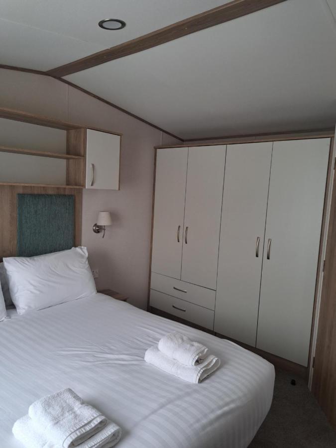 Our Kingfisher 34-4 Persons With Private Hot Tub-Pet Friendly-Tranquil Holiday Away From It All Yet Not Far From St Austell- The Holiday Home Has Two Bedrooms, Living And Dining Area, Equipped Kitchen-Decking-Outdoor Furniture-Fishing Lakes-Perfect Grampound Extérieur photo