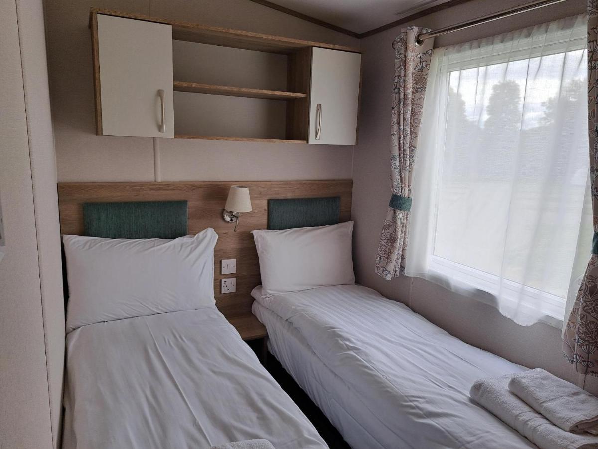 Our Kingfisher 34-4 Persons With Private Hot Tub-Pet Friendly-Tranquil Holiday Away From It All Yet Not Far From St Austell- The Holiday Home Has Two Bedrooms, Living And Dining Area, Equipped Kitchen-Decking-Outdoor Furniture-Fishing Lakes-Perfect Grampound Extérieur photo