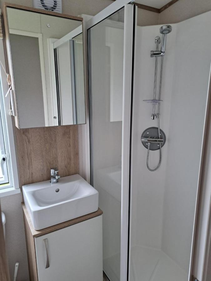 Our Kingfisher 34-4 Persons With Private Hot Tub-Pet Friendly-Tranquil Holiday Away From It All Yet Not Far From St Austell- The Holiday Home Has Two Bedrooms, Living And Dining Area, Equipped Kitchen-Decking-Outdoor Furniture-Fishing Lakes-Perfect Grampound Extérieur photo