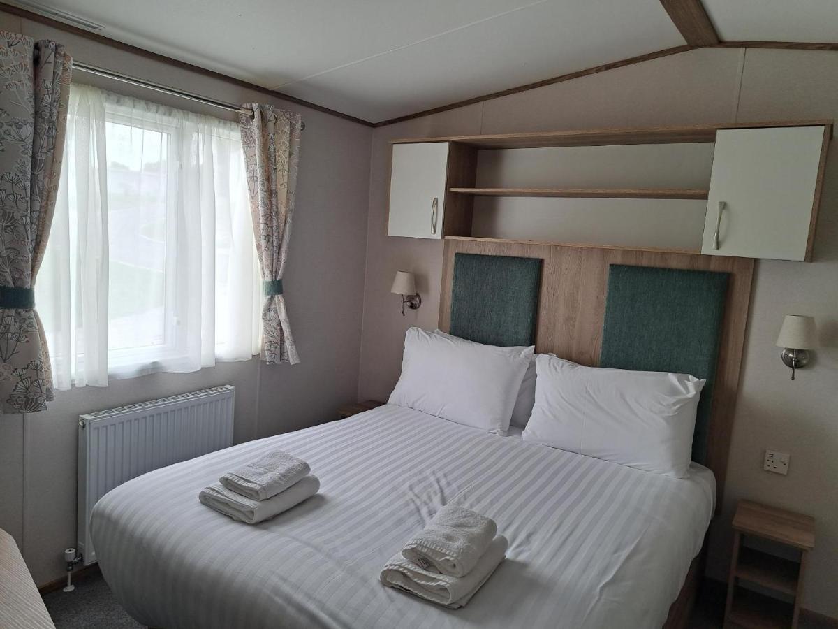 Our Kingfisher 34-4 Persons With Private Hot Tub-Pet Friendly-Tranquil Holiday Away From It All Yet Not Far From St Austell- The Holiday Home Has Two Bedrooms, Living And Dining Area, Equipped Kitchen-Decking-Outdoor Furniture-Fishing Lakes-Perfect Grampound Extérieur photo
