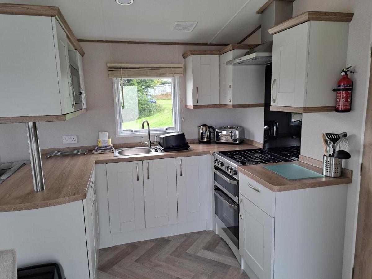 Our Kingfisher 34-4 Persons With Private Hot Tub-Pet Friendly-Tranquil Holiday Away From It All Yet Not Far From St Austell- The Holiday Home Has Two Bedrooms, Living And Dining Area, Equipped Kitchen-Decking-Outdoor Furniture-Fishing Lakes-Perfect Grampound Extérieur photo